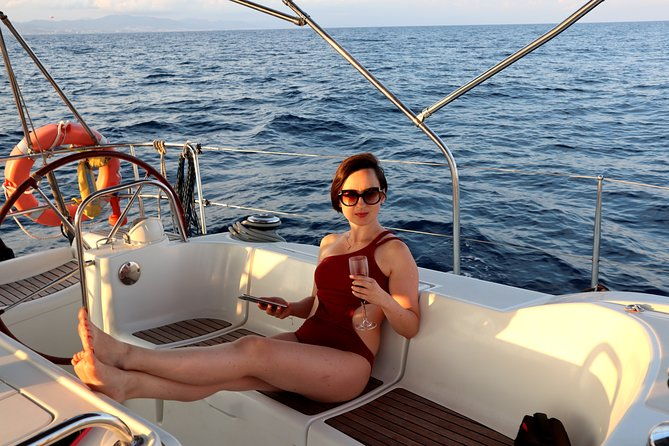 barcelona-private-sailing-tour-with-drinks-for-family-and-friends
