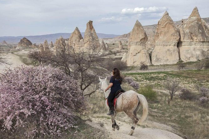 cappadocia-sunset-horse-riding-through-the-valleys-and-fairy-chimneys