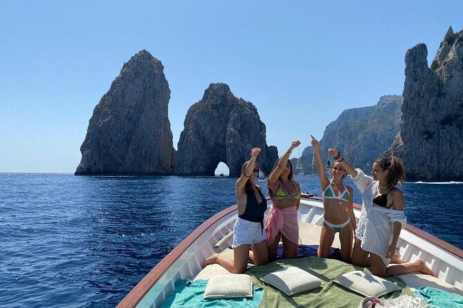 capri-boat-tour-grottoes-swim-sip-limoncello-in-a-small-group