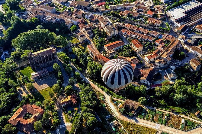 catalonia-hot-air-balloon-ride-and-breakfast-over-the-volcanoes-of-la-garrotxa