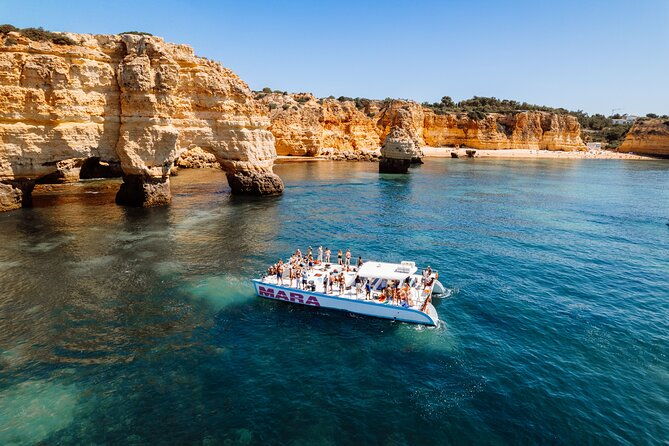 catamaran-cruise-caves-and-coastline-to-benagil