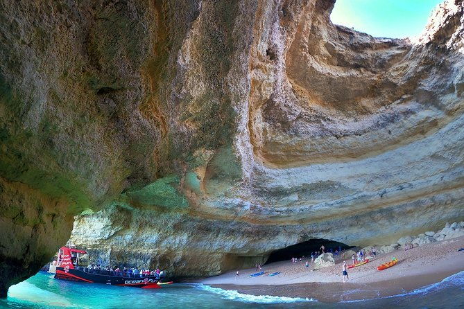catamaran-tour-to-benagil-caves