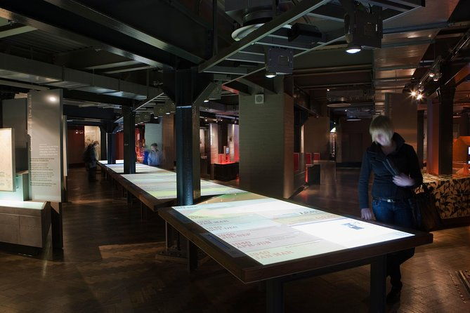 churchill-war-rooms-behind-the-glass-and-private-car-tour