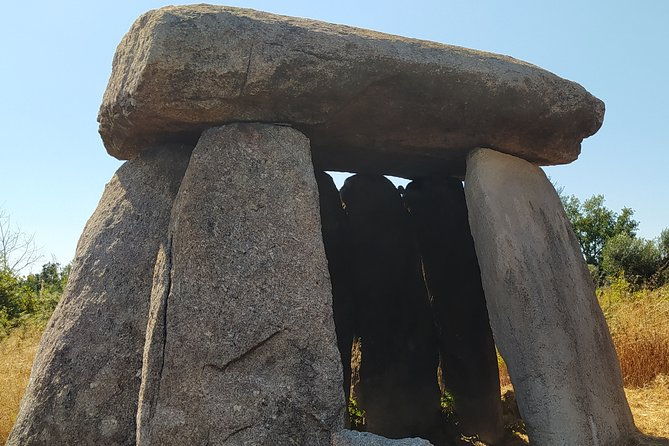 cycle-to-ancient-dolmens-in-azenha-history-theory-folklore-guided-tour