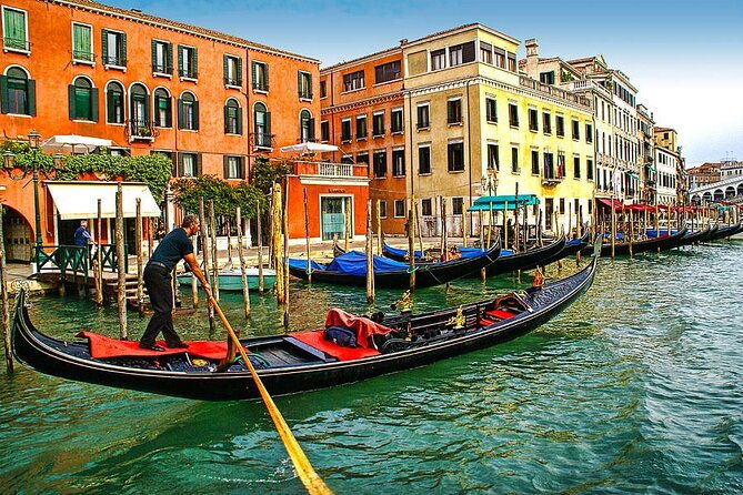 enchanting-venice-city-walk-majestic-gondola-ride