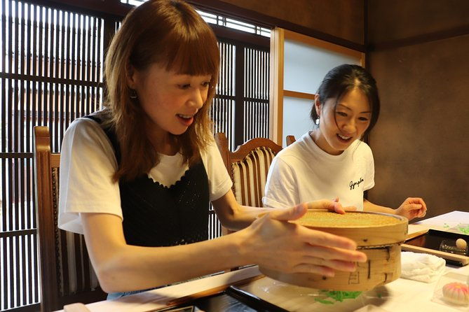 experience-of-making-sweets-taught-by-professionals-local-tour-guide