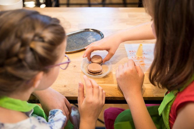 family-experience-macaron-bakery-class-at-galeries-lafayette