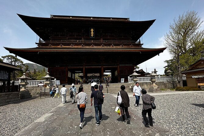 food-cultural-walking-tour-around-zenkoji-temple-in-nagano-2