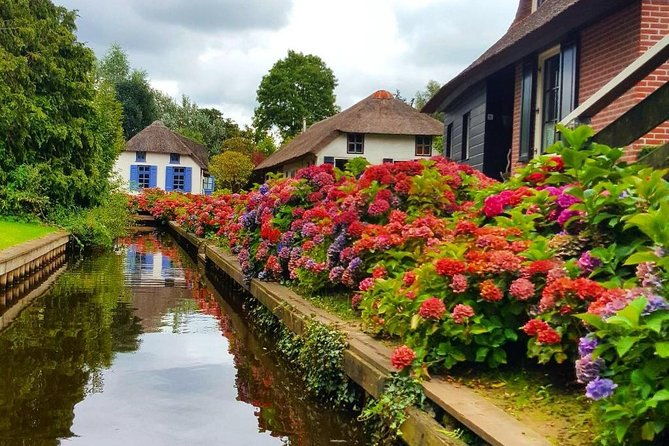 giethoorn-day-trip-from-amsterdam-with-boatride
