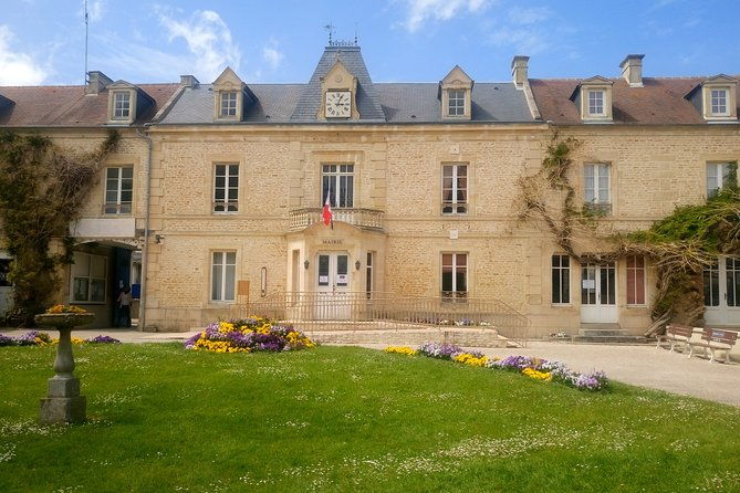 guided-tour-in-an-old-convertible-car-on-the-cote-de-nacre