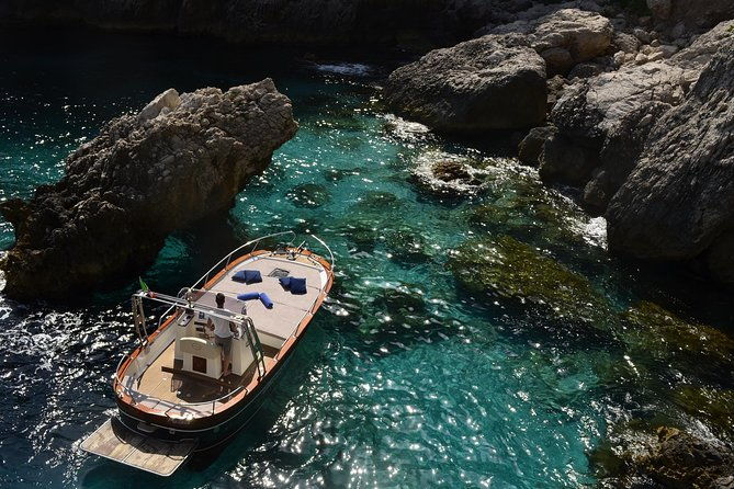 half-day-tour-of-capri-by-private-boat
