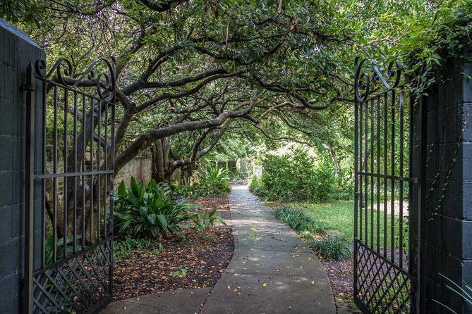 hidden-alleyways-and-historic-sites-small-group-walking-tour
