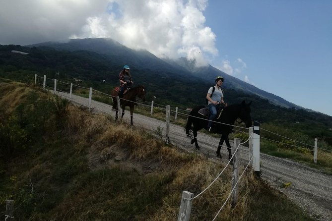 horse-riding-on-mount-vesuvius