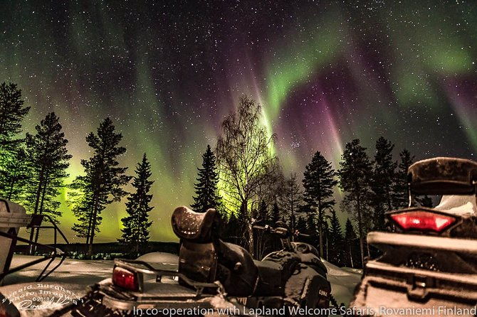 hunting-northern-lights-by-snowmobiles