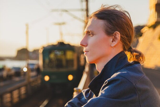 kamakura-tour-with-pro-photographer-anime-train-fuji-sunset