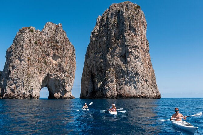 kayak-tour-in-capri-between-caves-and-beaches