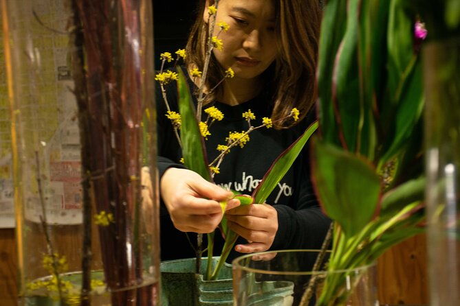 kyoto-tea-ceremony-with-japanese-flower-arrangement-ikebana
