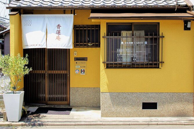 kyoto-tea-ceremony-with-kimono-near-by-daitokuji