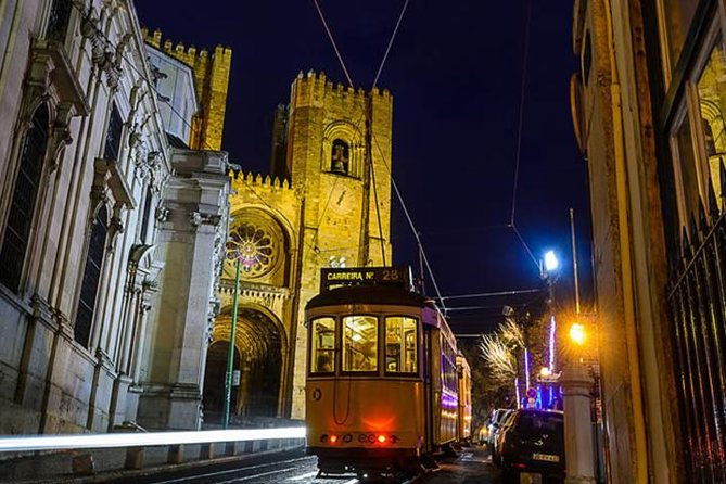 lisbon-by-night-with-dinner-and-fado-show-included