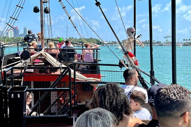 miami-pirate-boat-tour-skyline-millionaires-homes