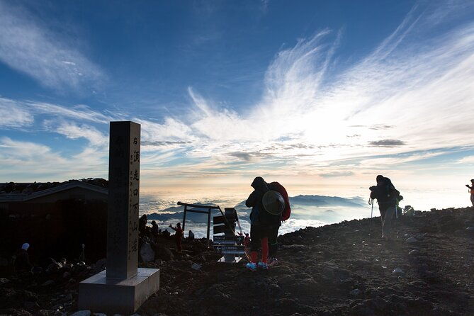 mt-fuji-trekking-1-day-tour-up-to-the-summit