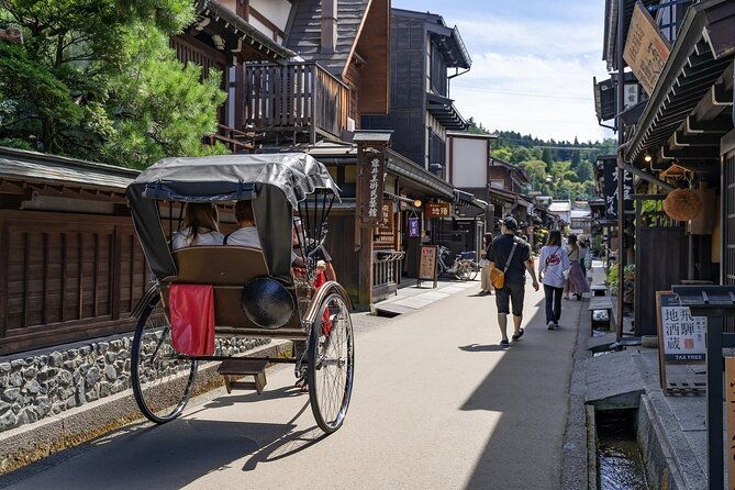 one-way-bus-from-kanazawa-to-takayama-with-a-stop-at-shirakawago