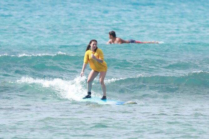 open-group-surfing-lesson-in-waikiki-oahu