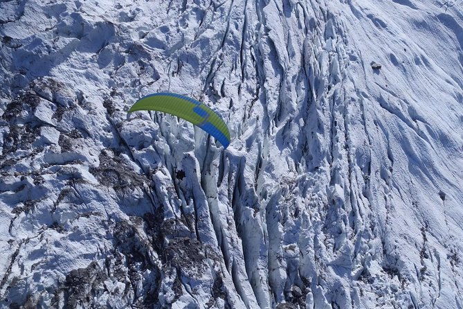 paragliding-tandem-flight-over-the-alps-in-chamonix