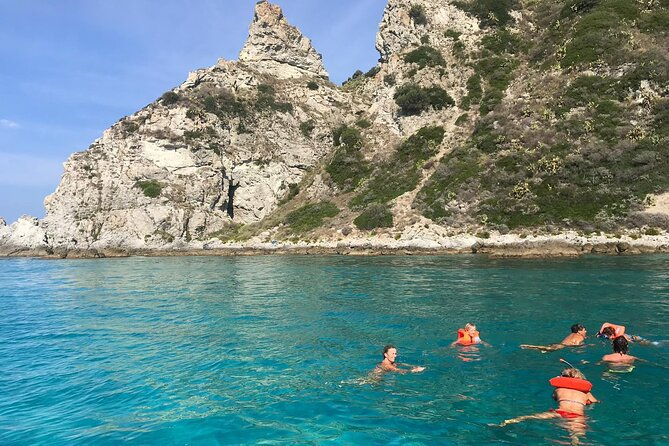 private-boat-tour-with-skipper-from-tropea-to-capo-vaticano