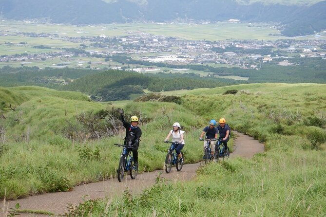 private-e-mtb-guided-cycling-around-mt-aso-volcano-grasslands