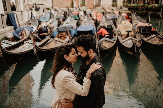 private-gondola-ride-with-professional-photographer-in-venice