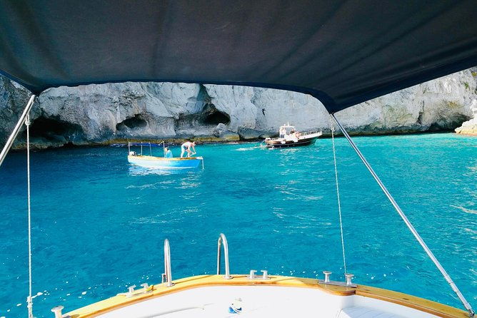 private-island-of-capri-by-boat