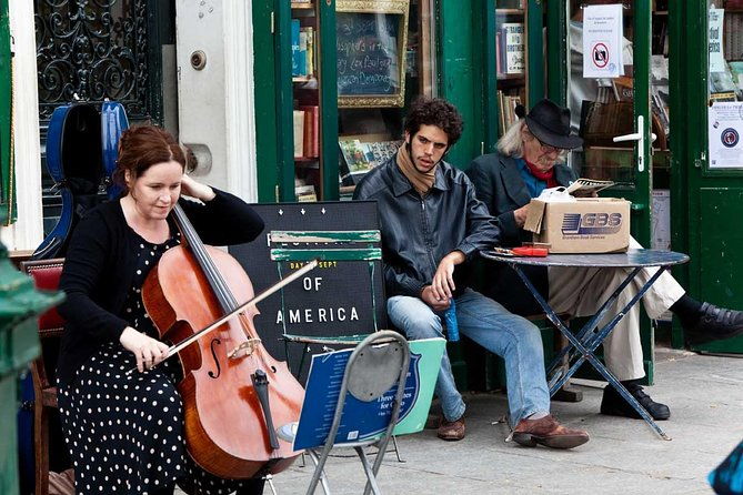 private-photography-walking-tour-of-paris-latin-quarter-or-montmartre