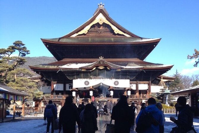 snow-monkeys-sake-tasting-zenko-ji-and-monzen-terrace-lunch