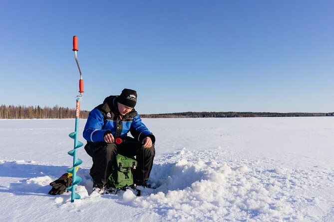 snowmobiling-and-ice-fishing-in-apukka-resort-rovaniemi