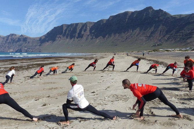surf-class-in-famara-915-1200-or-1145-1430-2h-class