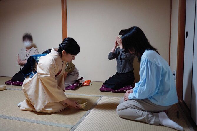tea-ceremony-by-the-tea-master-in-kyoto-shiun-an