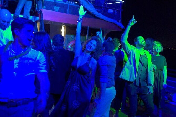 valentines-day-romantic-miami-boat-cruise-with-champagne