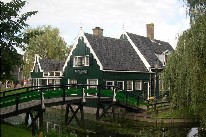 visit-amsterdam-countryside-with-windmills-by-bike