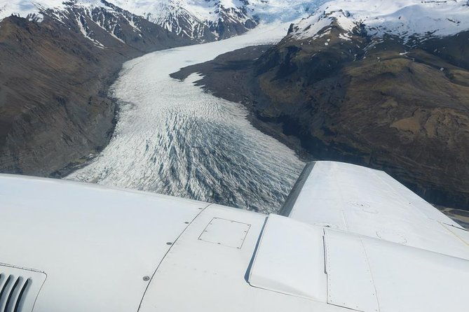 airplane-flight-over-vatnajokull-volcanic-eruption-sites