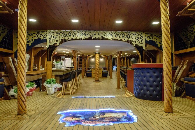 barco-de-pirata-cruise-at-3-islands-in-greece