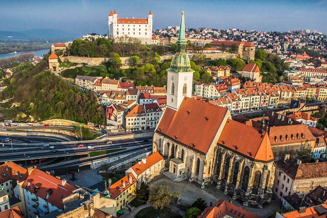 big-castle-tour-in-bratislava-by-presporacik-sightseeing-vehicle