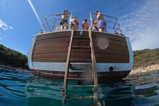 boat-tour-at-delfina-hvar