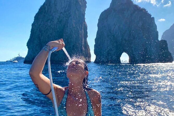 boat-tour-in-capri-italy