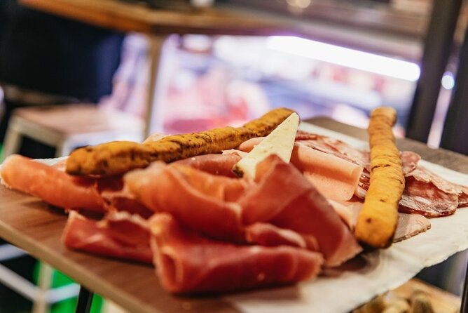 bologna-city-red-bus-and-food-tasting