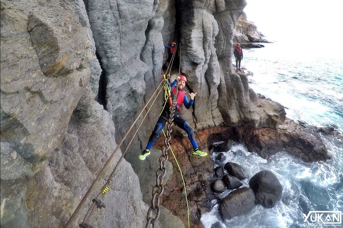 coastering-in-gran-canaria-aquatic-route-in-the-ocean-cliffs