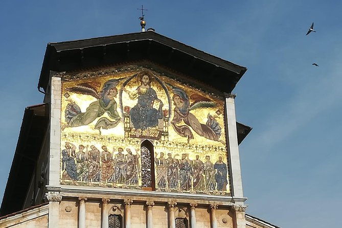 discover-luccas-secrets-on-a-guided-walking-tour