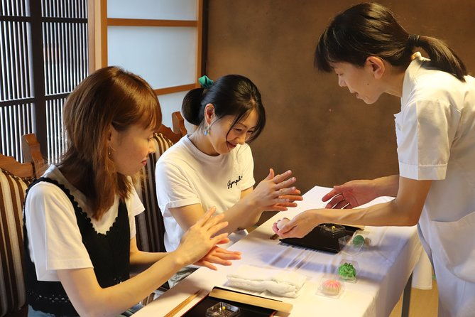 experience-of-making-sweets-taught-by-professionals-local-tour-guide