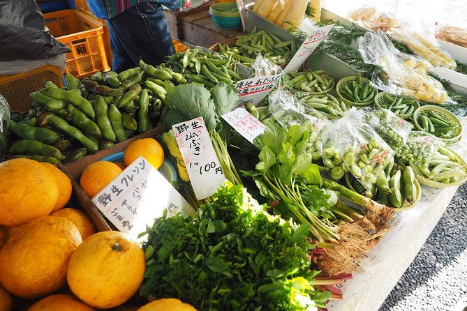 experience-the-energy-of-kochi-sunday-market-tour-includes-kochi-castle