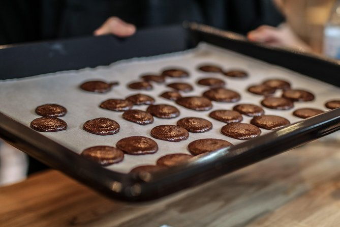 family-experience-macaron-bakery-class-at-galeries-lafayette